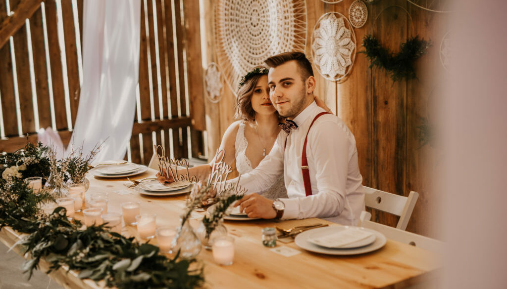 młoda Para - aranżacja stołu w prostym, skromnym stylu, koronkowe dekoracje