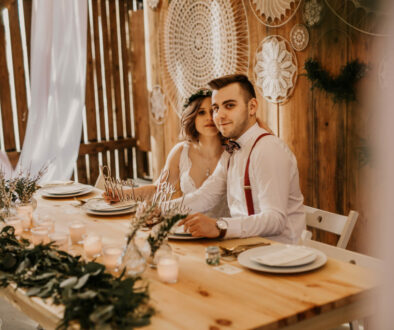 młoda Para - aranżacja stołu w prostym, skromnym stylu, koronkowe dekoracje
