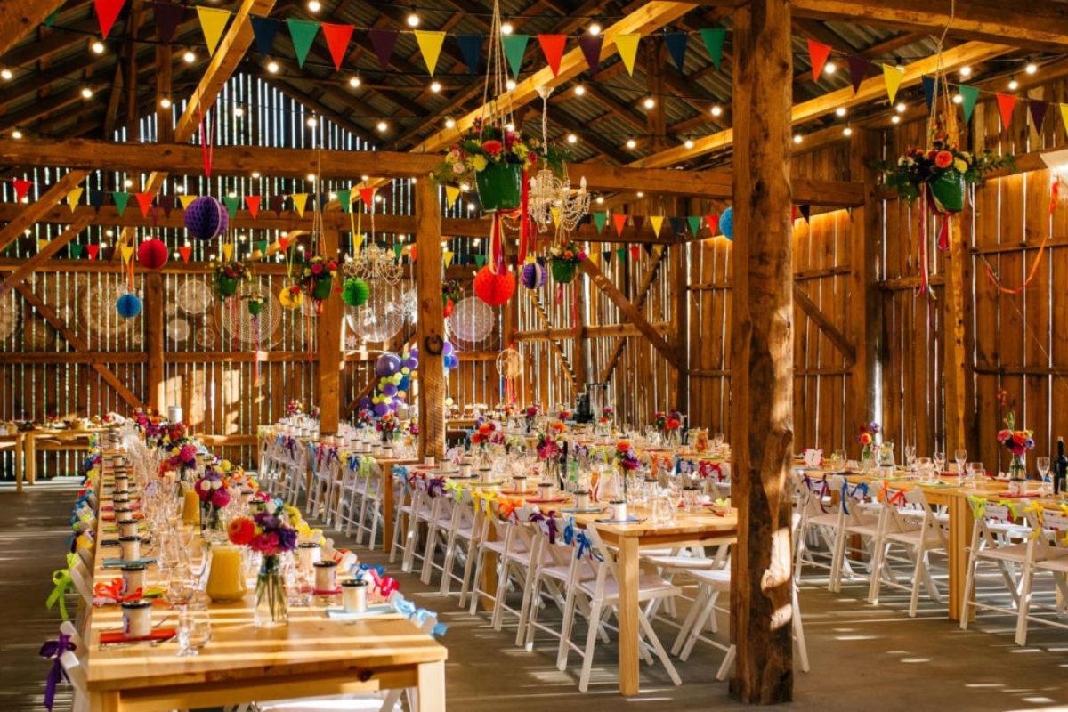 dekoracja stodoły na wesele w żywych kolorach