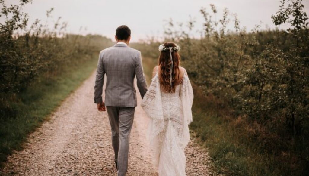 Młoda Para, Panna Młoda w sukni w stylu boho, wianek, Pan Młody szary garnitur