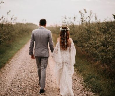 Młoda Para, Panna Młoda w sukni w stylu boho, wianek, Pan Młody szary garnitur