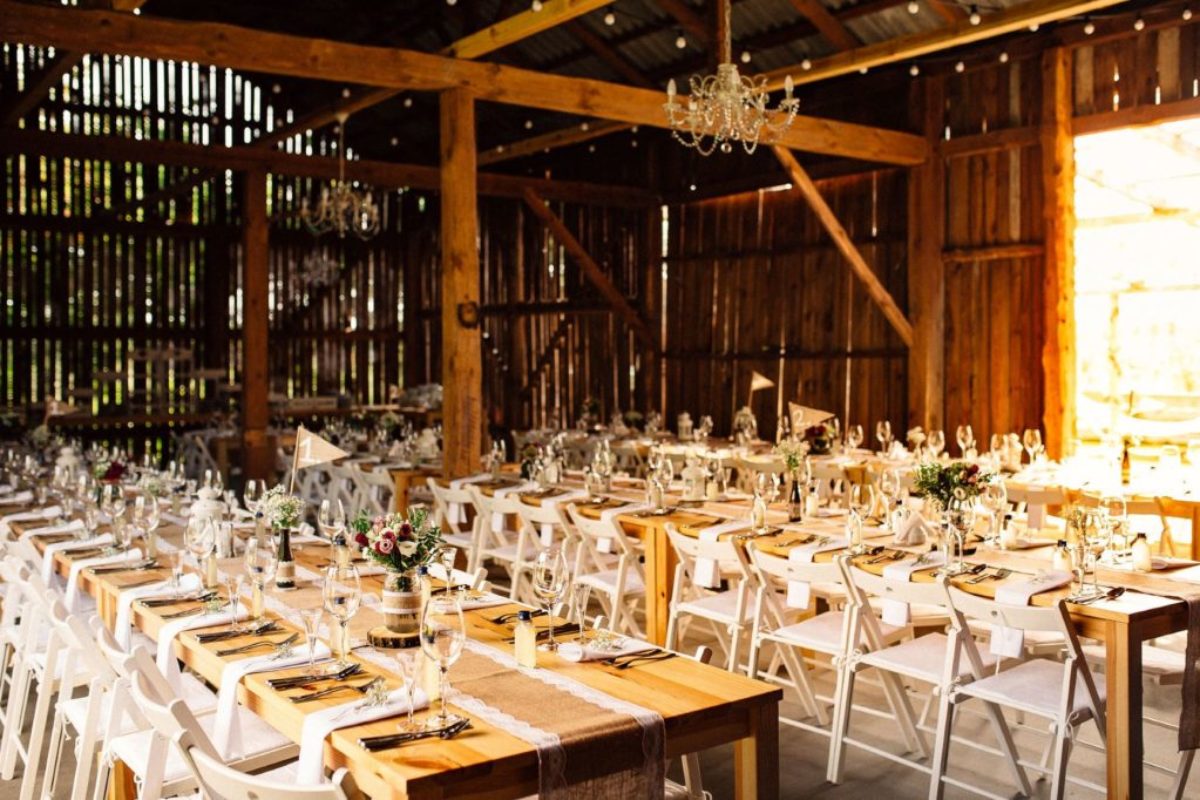 aranżacja sali weselnej stodoły w stylu rustykalnym