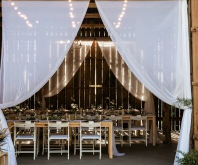 wejście do stodoły weselnej, dekoracja w stylu rustykalnym z tiulem